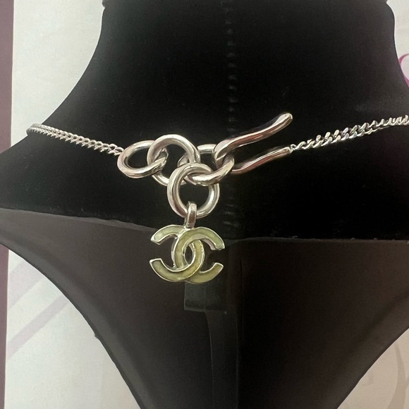 CHANEL CLOVER PENDANT NECKLACE - Picture 8 of 16